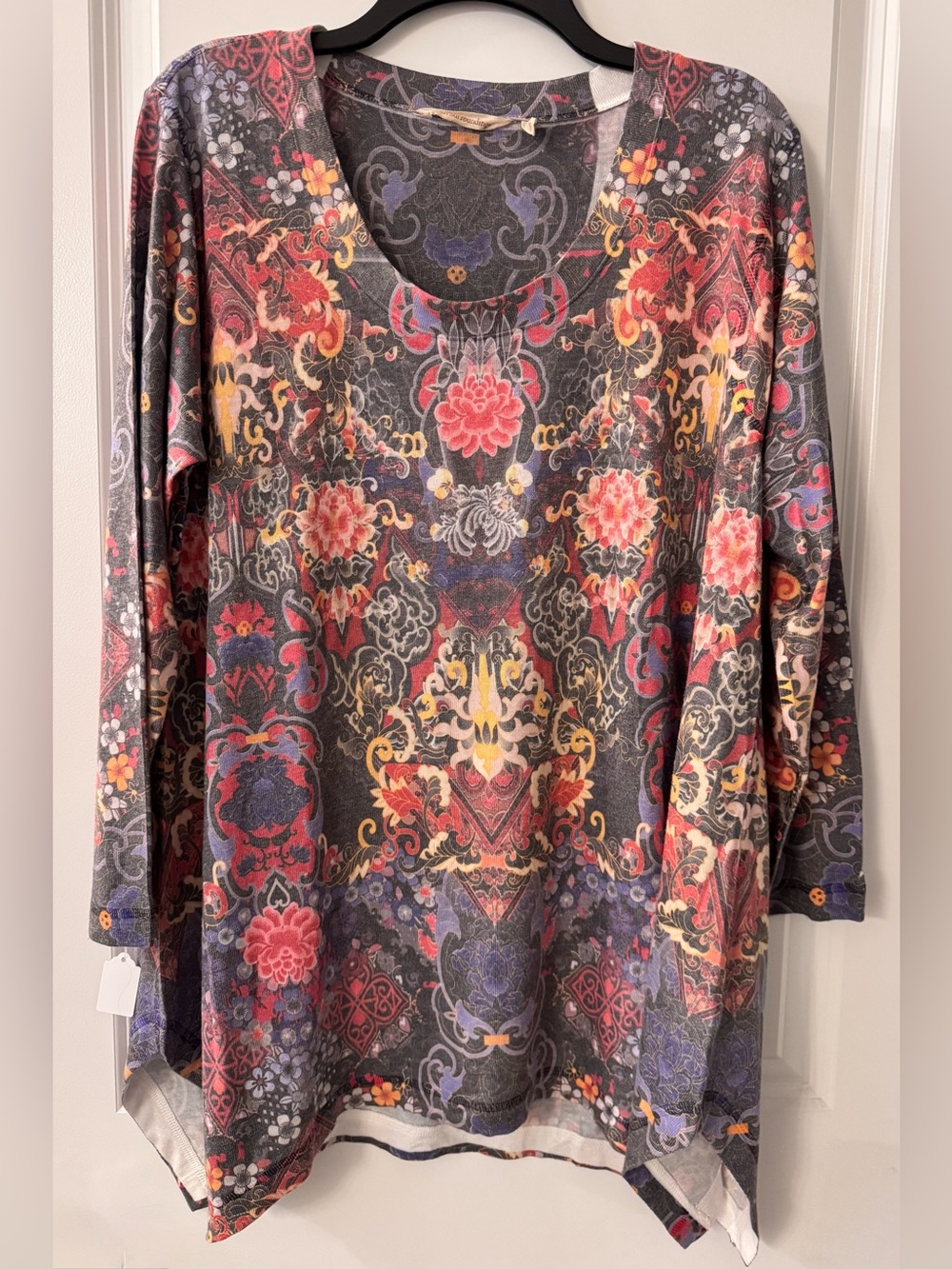 #z245 - Soft Surroundings Emilie Floral & Paisley Asymmetric Hem Boho Tunic Top